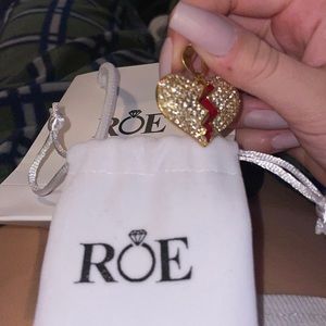 never used, brand new, selling it for some extra money for a friend.